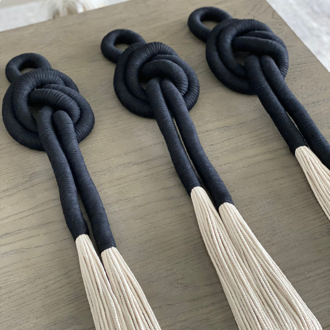 Juego de nudos monocromático - Sakal Macramé