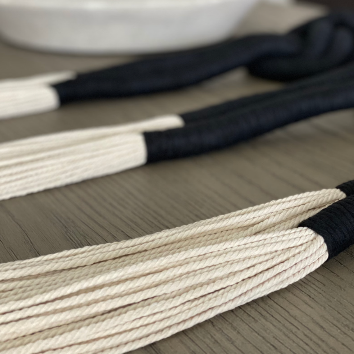 Juego de nudos monocromático - Sakal Macramé